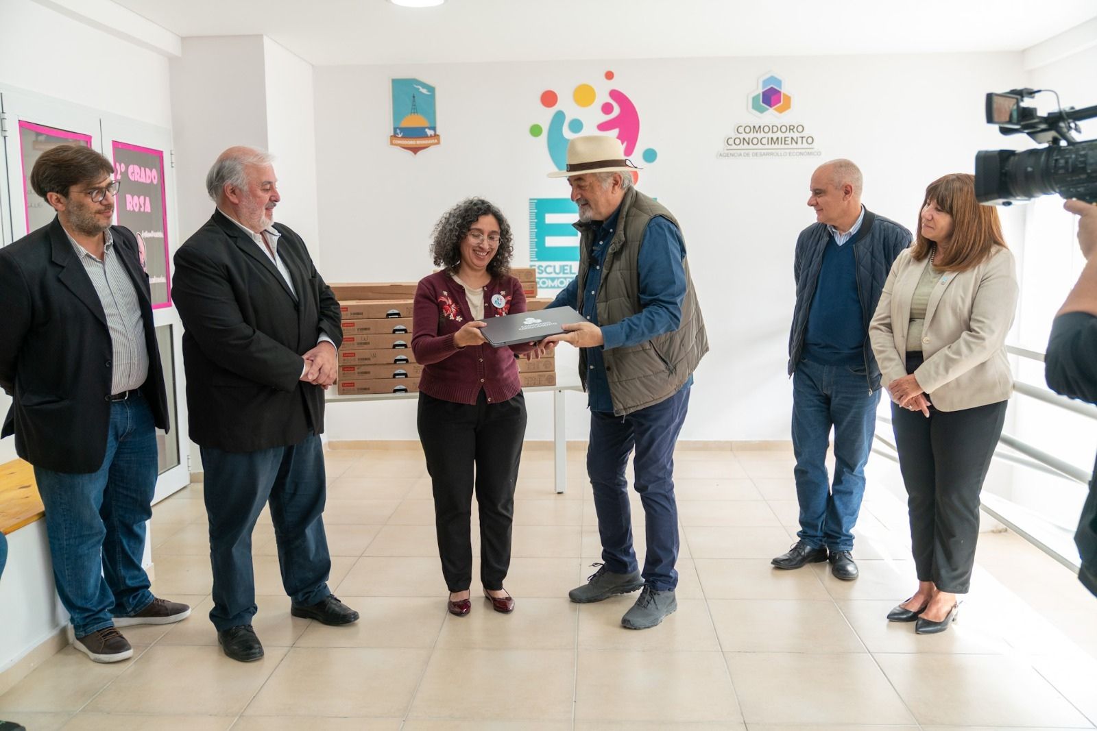 Othar entregó notebooks a la Escuela Municipal