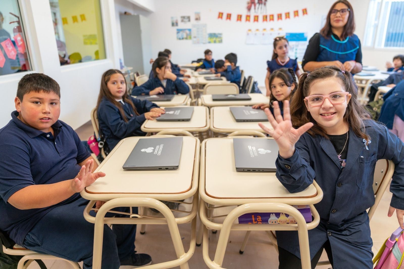 Othar entregó notebooks a la Escuela Municipal
