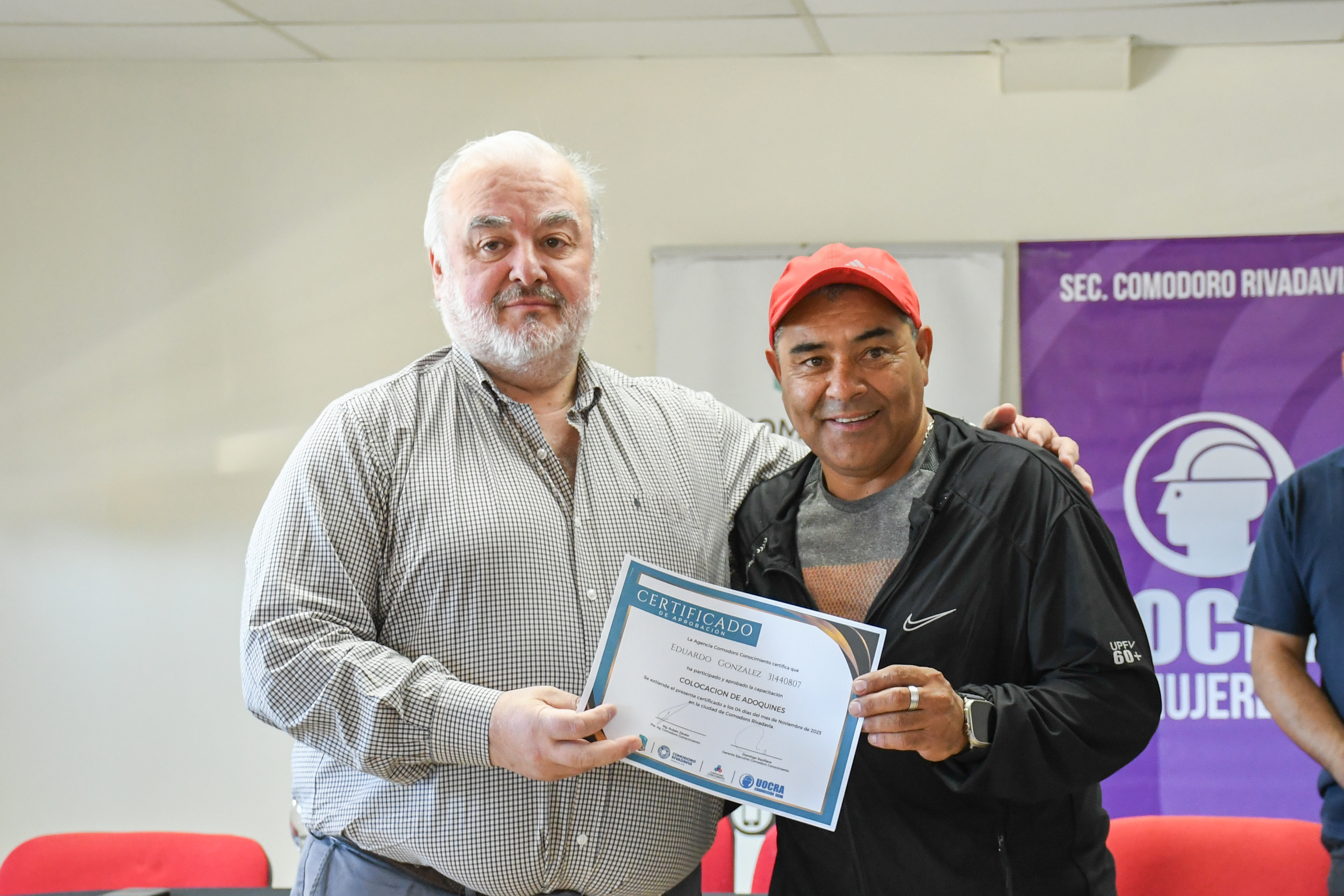 Comodoro Conocimiento y UOCRA entregaron certificaciones en colocación de adoquines