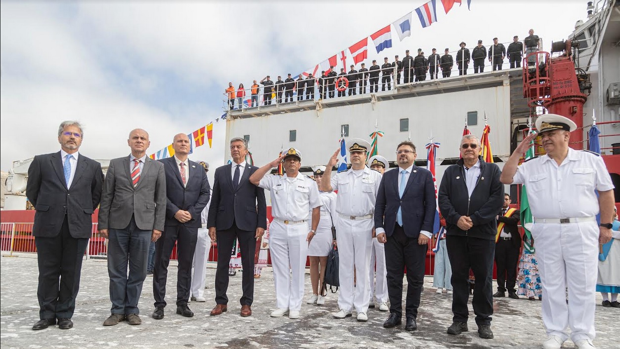 Un buque científico búlgaro visitó el puerto de Comodoro en su viaje a la Antártida