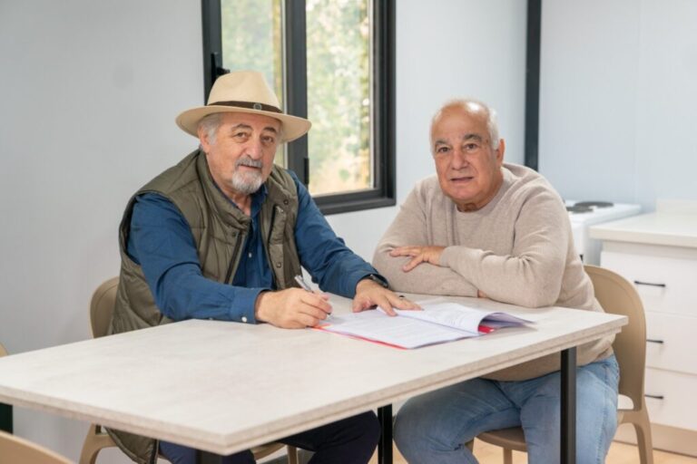 Othar firmó el contrato para la compra de 50 viviendas para los damnificados por la …