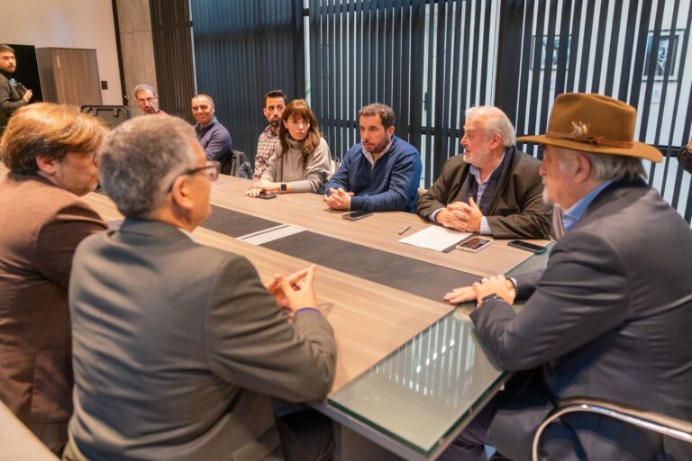 El Municipio entregó equipamiento de alta tecnología a la UNPSJB para el monitoreo y gestión del riesgo geológico