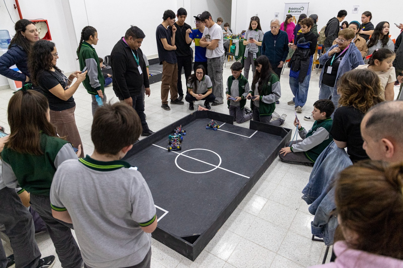 Con un encuentro de fútbol, iniciaron las competencias locales de robótica